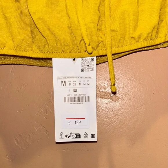 Brand New With Tags ZARA Yellow
Cropped Halter Top. Women's size Medium. - Picture 7 of 8